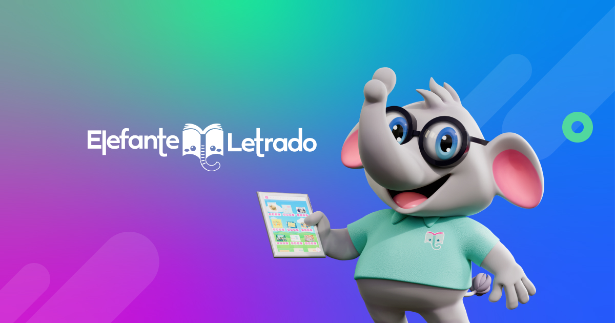 Educação escolar em casa, desenvolvimento infantil na era digital, jogar  jogos de computador, fazer compras online, projeto de escola online,  iniciar negócios, menina feliz com laptop, escola em casa, aprender,  pequeno chefe